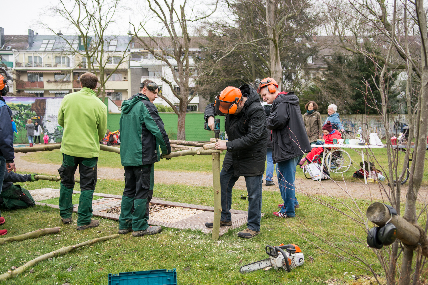 Handlauf-Aktion für barrierefreien Nachbarschaftsgarten