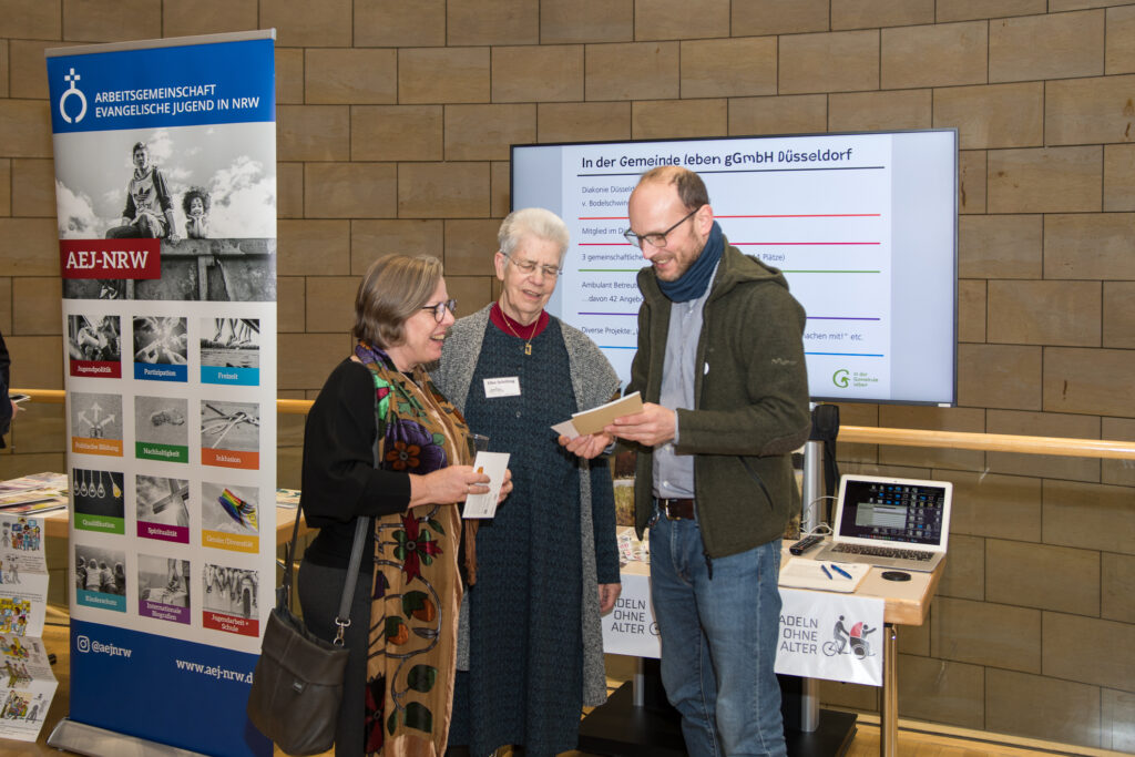 Im Gespräch mit Elke Schilling und ihrer Kollegin vom der Initiative Silbernetz