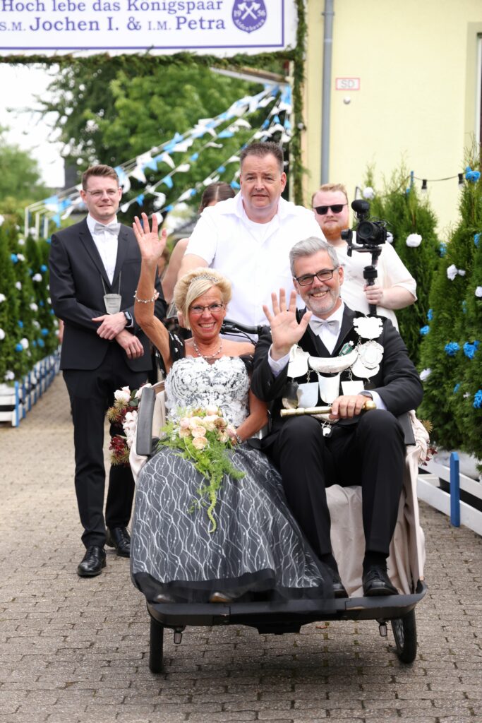 Königspaar Jochen und Petra Daumen in der festlich geschmückten Rikscha